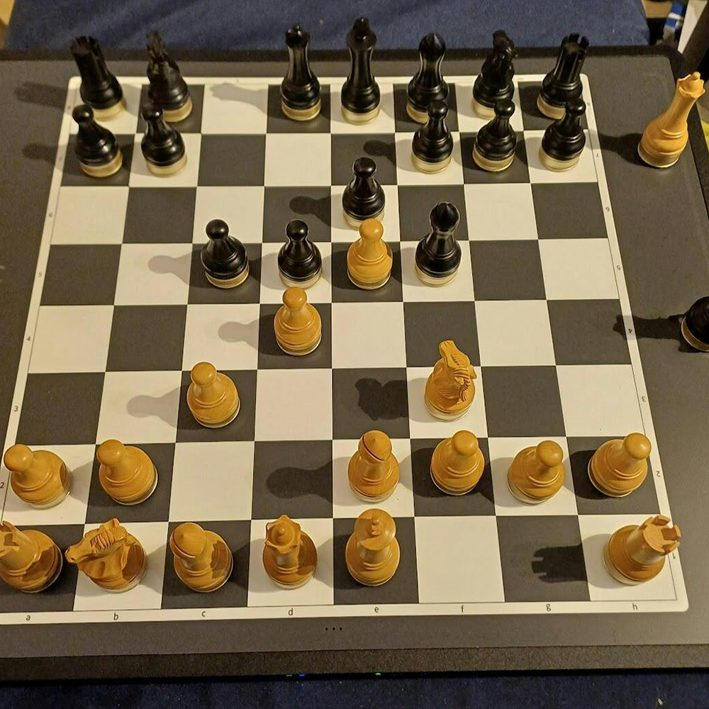 2026 - Advanced Robotic Chessboard: Real-Time Play, AI Analysis, and Smart Features